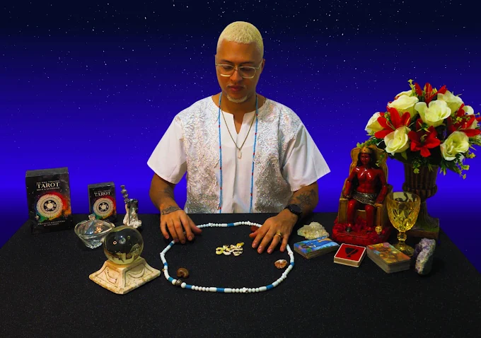 Lukas Telles em sua mesa de atendimento oracular
